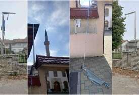 Potrgane zastave na ulazu u Čaršijsku džamiju i Šehidsko mezarje u Prijedoru