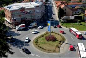 Velika zastava Bosne i Hercergovine ukrasila kružni tok na Skveru u Tuzli