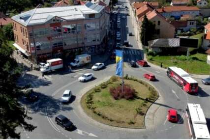 Velika zastava Bosne i Hercergovine ukrasila kružni tok na Skveru u Tuzli