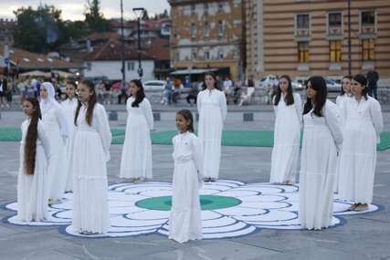 Performans "Cvijet istine i nade" povodom godišnjice srebreničkog genocida: Tugu i nadu zabilježio je reporter Bosnainfo (FOTO)