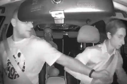 Snimljen šokantan napad dvojice huligana na vozača taksija