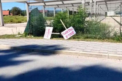 Transparenti podrške Dodiku završili ko' smeće! Dobojlija sve snimio: "Doboj je grad heroj? Doboj je grad slučaj" (VIDEO)