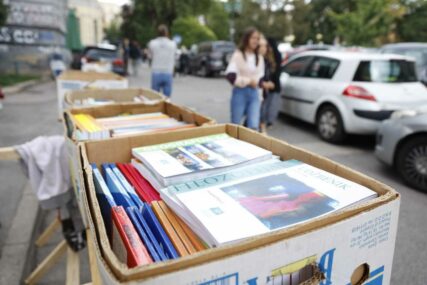 Bosnainfo u izvidnici: Kako ide prodaja knjiga uličnim prodavačima u Sarajevu (FOTO)