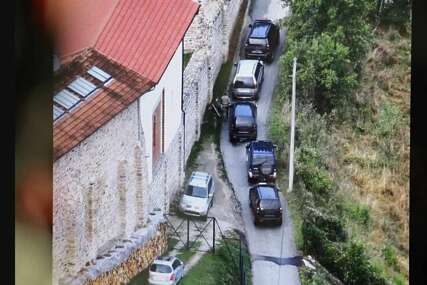 Kosovska policija ubila jednog napadača, policija opkolila manastir
