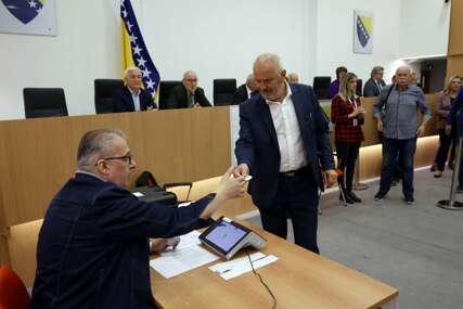 CIK BiH predstavio najsavremeniju opremu na biračkim mjestima (FOTO)