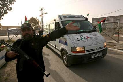 DUGA KOLONA IZ EGIPTA Humanitarni konvoj još čeka da uđe u Pojas Gaze