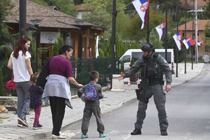 Pretresi u Mitrovici, pronađeni eksplozivi i oružje
