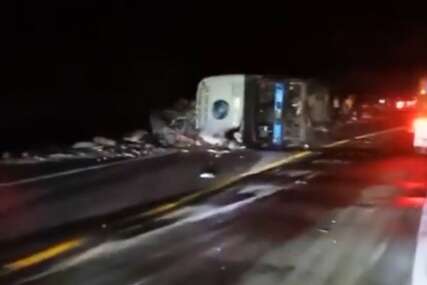 Sedamnaest poginulih u prevrtanju autobusa sa migrantima u Meksiku (VIDEO)