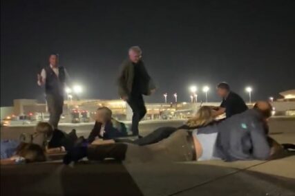 STRAH I PANIKA Scholzov avion evakuisan, saradnici i novinari legli na pistu (VIDEO)