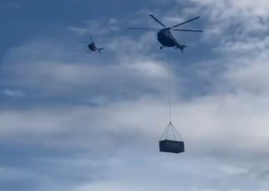 Influencer spustio milion dolara iz helikoptera, a onda je na zemlji uslijedio haos (VIDEO)