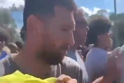 Navijač mu pokušao podvaliti Ronaldov dres, Messijev pogled rekao je sve (VIDEO)