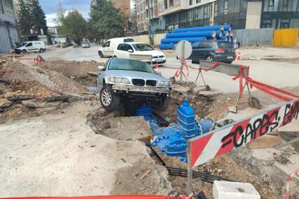 Vozač s BMW-om uletio u gradilište i završio na vodovodnim cijevima
