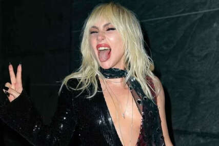 Zavrtjela je pamet: Lady Gaga u glam odijelu iz 70-ih s Rolling Stonesima