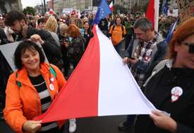 Desetine hiljada građana na mitingu opozicije u Varšavi (FOTO)