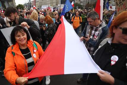 Desetine hiljada građana na mitingu opozicije u Varšavi (FOTO)