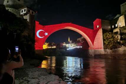Mostar: Stari most u bojama zastave Turske
