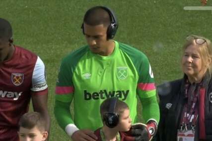 Golman West Hama izašao na meč sa slušalicama, razlog oduševio cijeli fudbalski svijet
