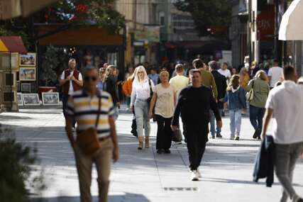JESENJA IDILA Sunce izmamilo brojne Sarajlije i turiste u šetnju (FOTO)