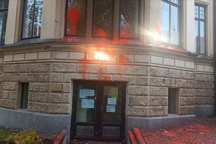 Maskirani napadači bojom i dimnom bombom napali sjedište Ambasade Turske u Finskoj