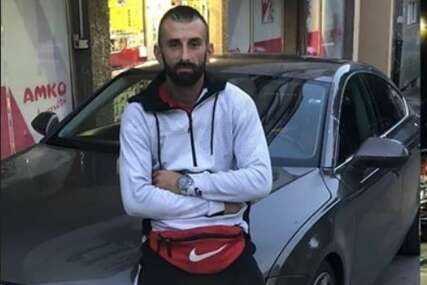 Enes Kozić se sinoć Passatom zabio u Peugeot i povrijedio djevojku i policajca u centru Sarajeva