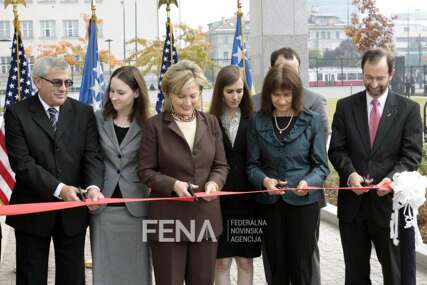 Na današnji dan prije 13 godina Hillary Clinton otvorila novu zgradu Ambasade SAD-a u Sarajevu (FOTO)
