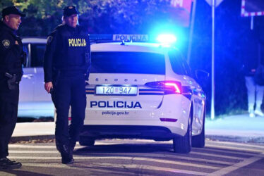 Maloljetnik na motoru bježao od policije. Oštetio je dva auta