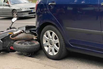 Nesreća kod Hadžića: U sudaru vozila i motocikla dvije osobe povrijeđene