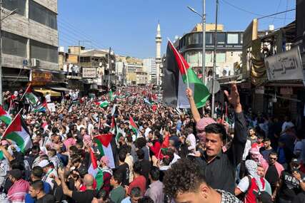 Hiljade Jordanaca održalo marš solidarnosti sa Palestincima u Gazi (FOTO)