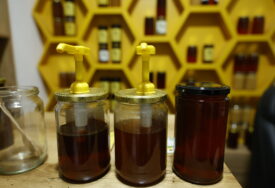 Domaći med sve se teže probija na tržištu zbog jeftinih zamjena: Kilogram u RS-u ove godine košta između 20 i 30 KM