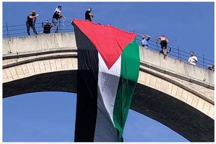 Zastava na Starom mostu u znak podrške Palestini