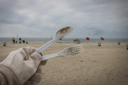 Engleska zabranila plastični pribor za jelo i tanjire za jednokratnu upotrebu