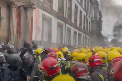 Brutalna tučnjava policajaca i vatrogasaca u Španiji (VIDEO)