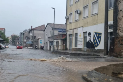 Haos u Mostaru: Ulice poplavljene, kod Drežnice se prosula nafta