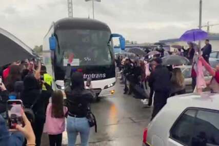 Portugalci stigli u BiH: Uprkos kiši veliki broj navijača dočekao Ronalda i ostale fudbalere