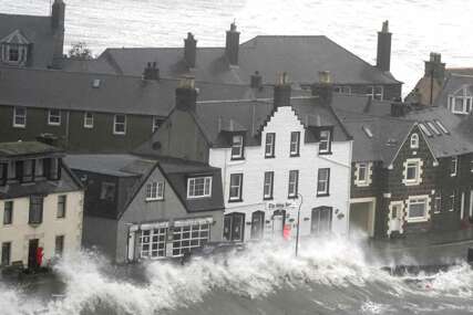 CRVENO UPOZORENJE Snažne oluje pogodile Britaniju, Francusku i Dansku: Dvoje mrtvih u nevremenu u Škotskoj