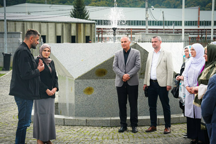 "Srebrenica treba ući u kurikulum"! Naida Hota-Muminović posjetila Memorijalni centar u Potočarima