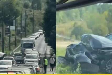 Sudar dva vozila u Sarajevu, jedno udarilo u banderu (VIDEO)