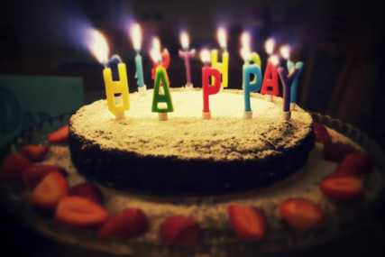 Jeste li se ikad pitali zašto dobijamo rođendansku tortu sa svijećama?