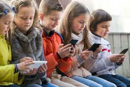 Velika Britanija će zabraniti učenicima korištenje mobilnih telefona u školama