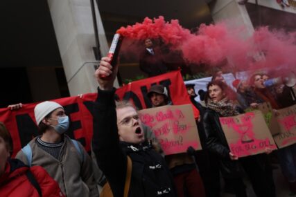 Klimatski aktivisti blokirali sjedište BP-a u Londonu: "Prestanite potpirivati genocid!"