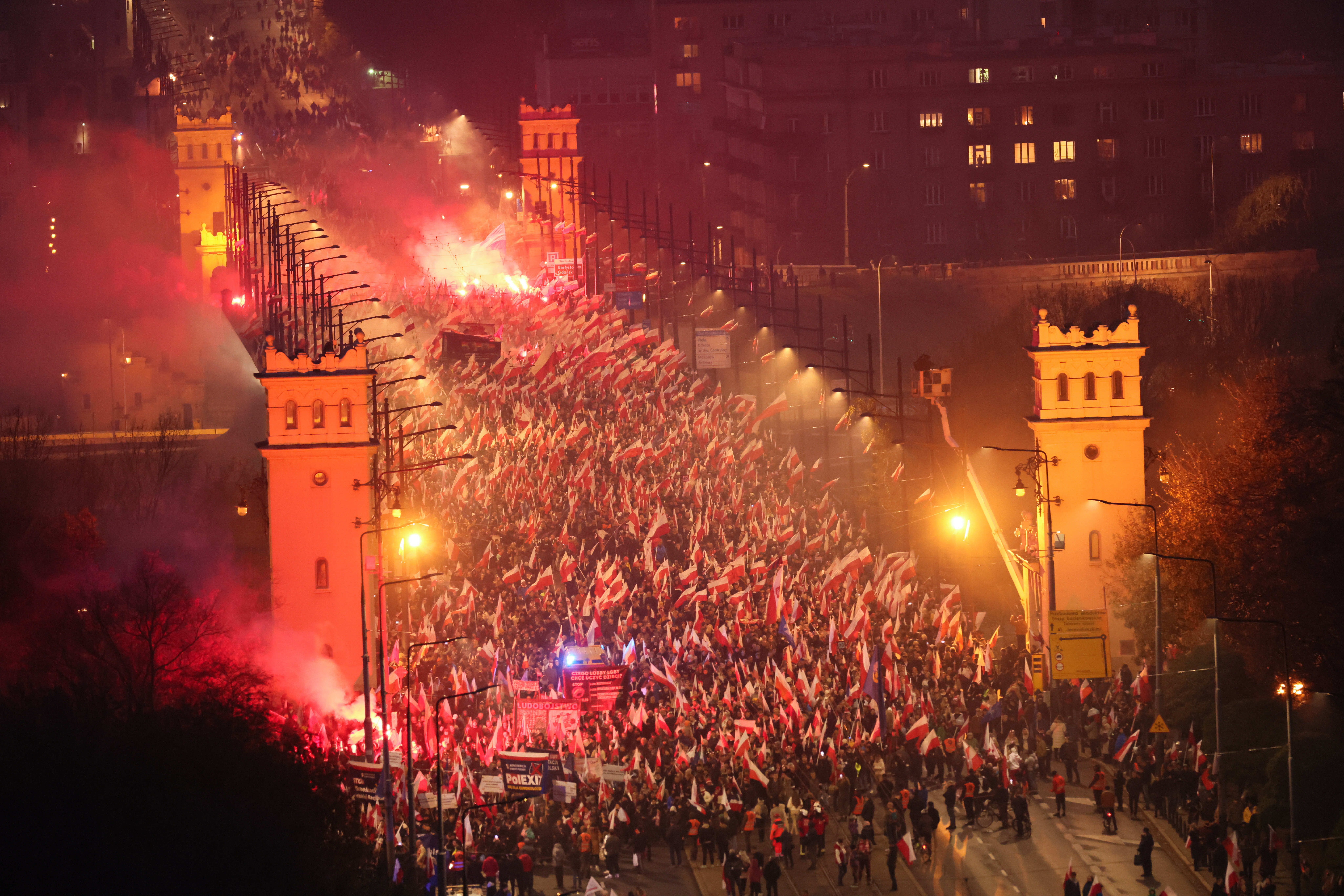 U Varšavi desetine hiljada pristalica krajnje desnice skandirale protiv Evropske unije