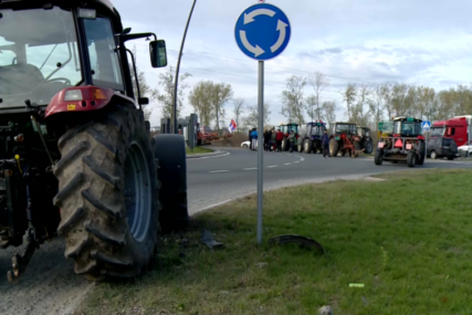 Poljoprivrednici u Srbiji blokirali puteve, preko 50 traktora na cestama