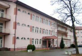 Osnovni sud u Brčkom produžio pritvor sinu koji je pokušao ubiti oca