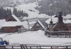 (FOTO) Zimska čarolija na Prokoškom jezeru: Snijeg prekrio planinske vrhove i drvene kolibe