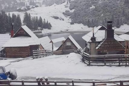 Nestvarni prizori: Snijeg se spustio na Prokoško jezero
