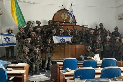 Izraelski vojnici u parlamentu u Gazi