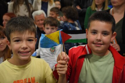 Učenici iz Sarajeva humanitarnim bazarom podržali djecu Palestine (FOTO)