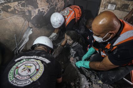 RIJETKI SVIJETLI TRENUCI U PAKLU GAZE Spašena djevojčica koja je bila zarobljena u ruševinama (FOTO)