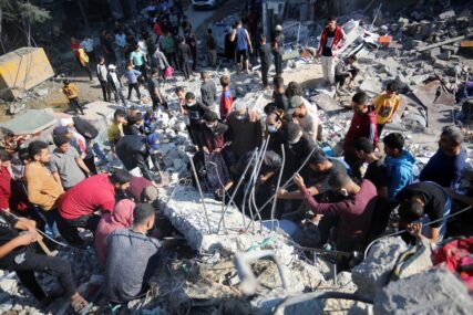Izrael nastavio bombardiranje Gaze, 24 osobe ubijene u centru Rafaha