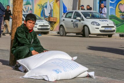 Pripadnici UNRWA dijelili brašno raseljenim palestinskim porodicama u Rafahu